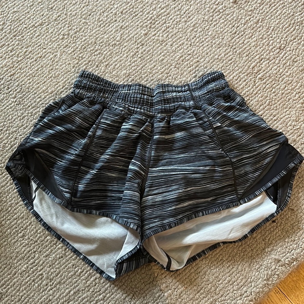 Lululemon Hotty Hot Shorts 2.5 inch Size 4 Low Tide Alpine Black & White